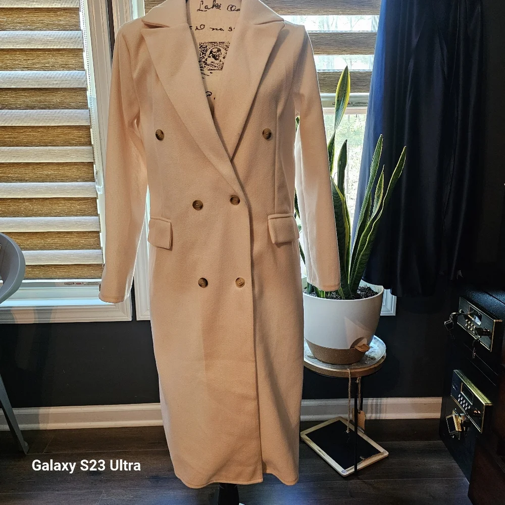 Elegant White Double-Breasted Women's Coat - Picture 4 of 13